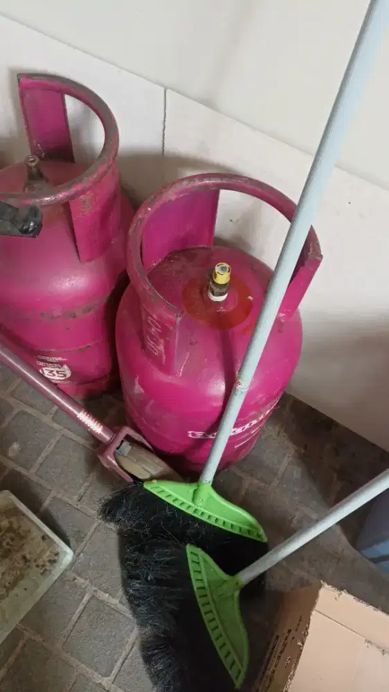 Menjual Tabung kosong  Gas LPG 12 kg, warna pink