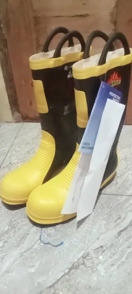 Di jual Sepatu boots safety pemadam merek harvik