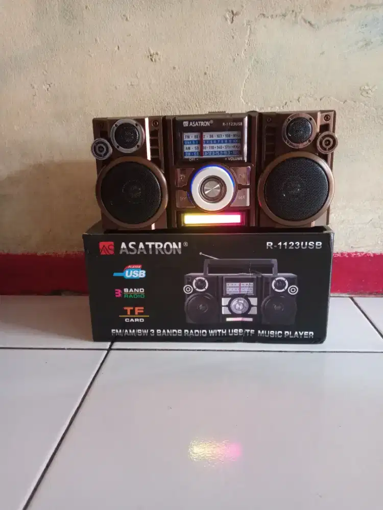 Radio Asatron warna hitam
