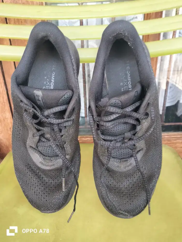 Sepatu olah raga merk HOVR hitam size 40-41