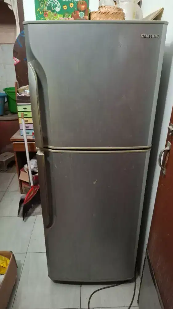 Menerima jual beli kulkas bekas borong atau satuan