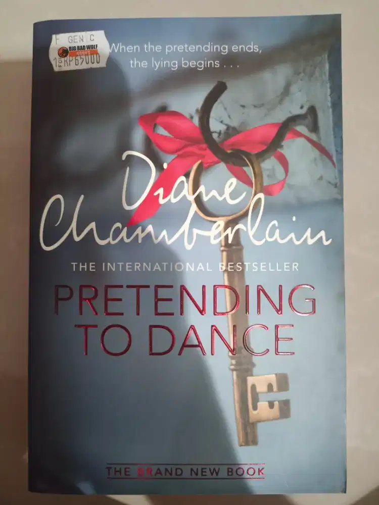 Buku judul Pretending to Dance