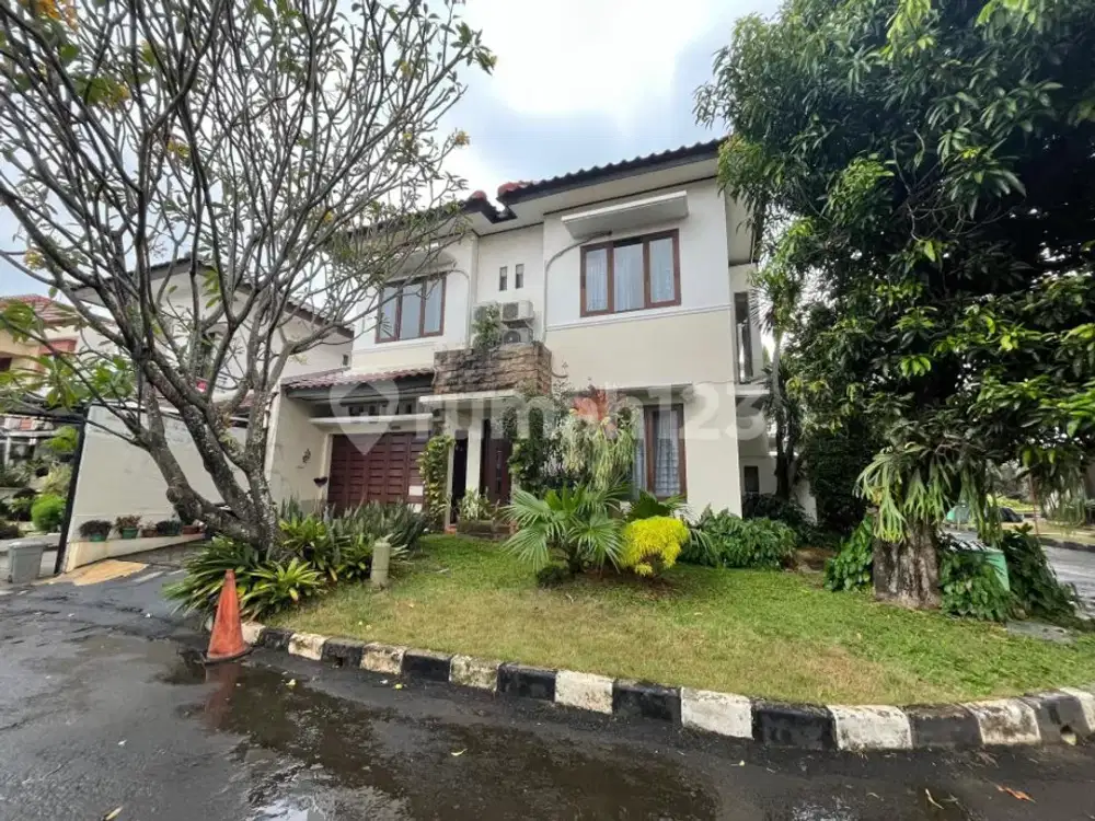 Rumah Posisi Hook Luas 400m2 di Komplek Nyaman Aman Lengkap Swimpool di Cinere