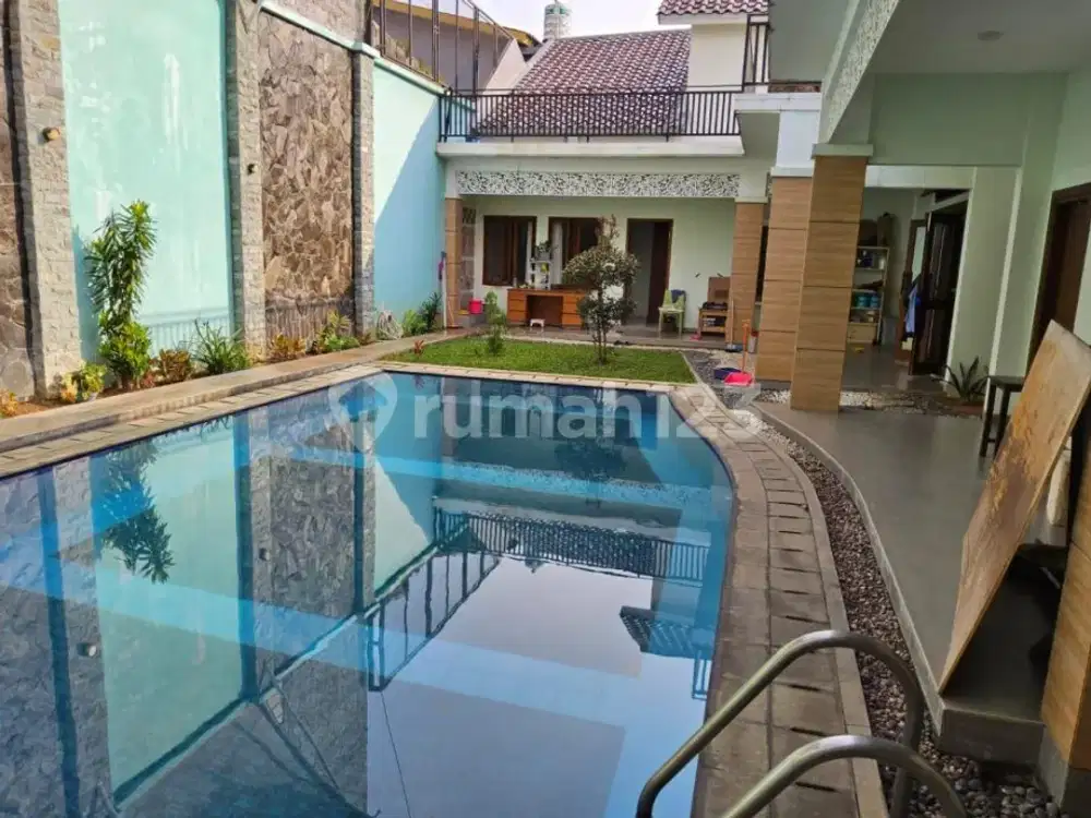 Rumah Luas Terawat dengan Rooftop dan Private Pool di Pasar Minggu