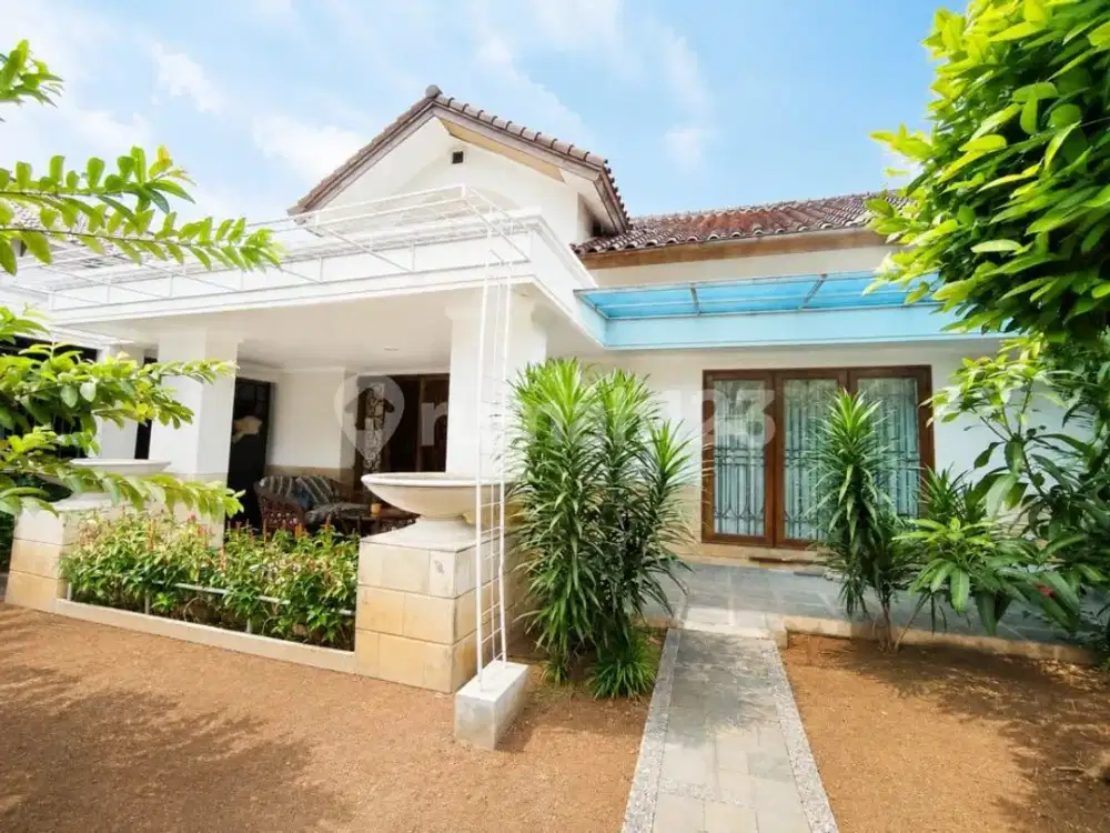 Rumah Luas Lengkap Private Pool & 5 Kamar Tidur di Pangkalan Jati