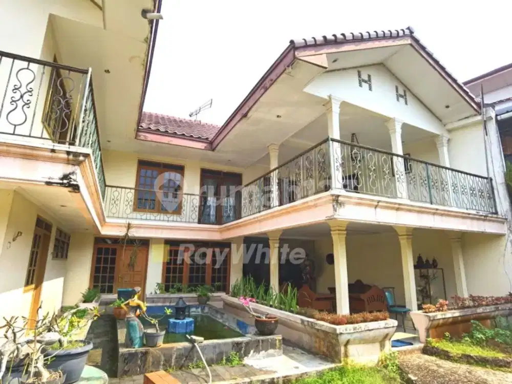 Rumah dengan Halaman Luas Lokasi Strategis di Cinere