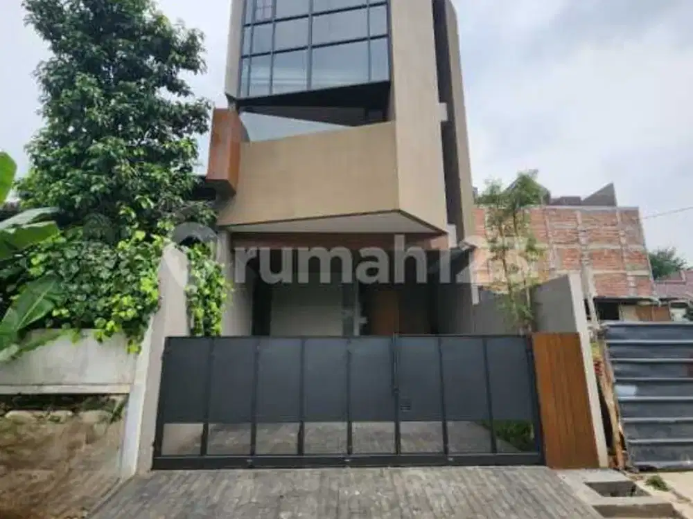 Rumah 3 Lantai Lengkap Sky Terrace di Kawasan Strategis Kemang