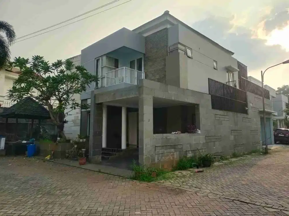 Rumah Hoek Ada Kolam Renang dekat stasiun LRT Cibubur jual Murah