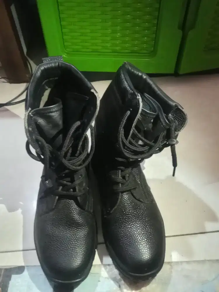 Sepatu pria ...