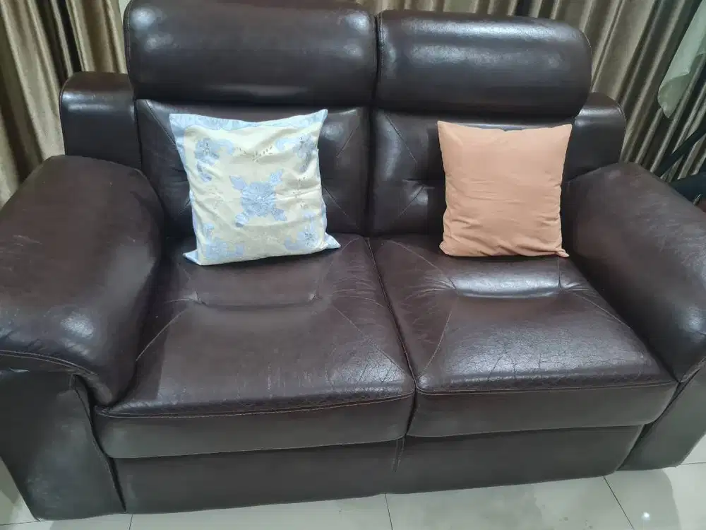 Sofa kulit warna coklat gelap