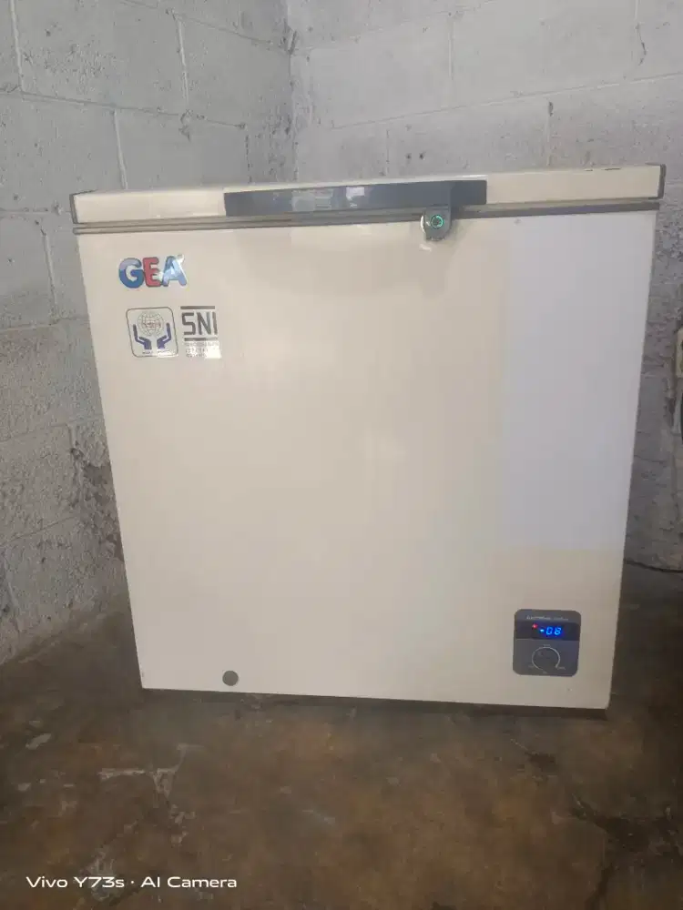 Di jual second frezer box kapasitas 210 liter merk GEA