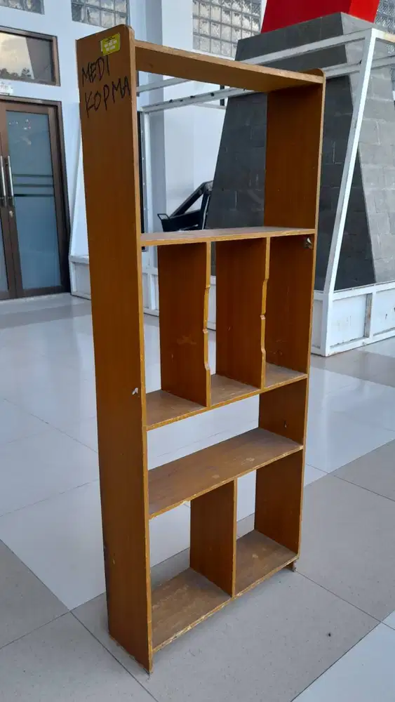 Rak kayu susun serbaguna model minimalis.