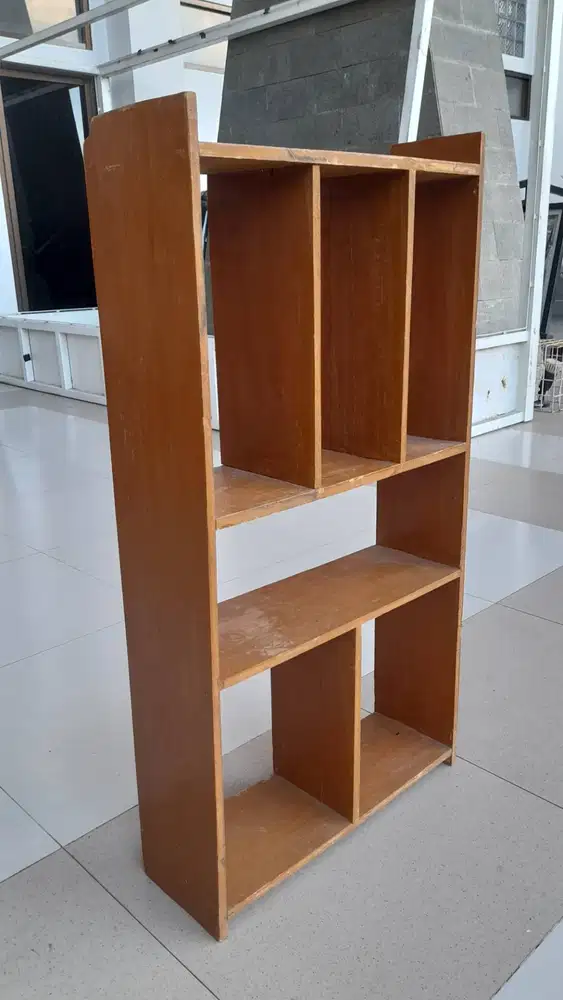rak kayu sekat serbaguna warna cokelat kayu natura