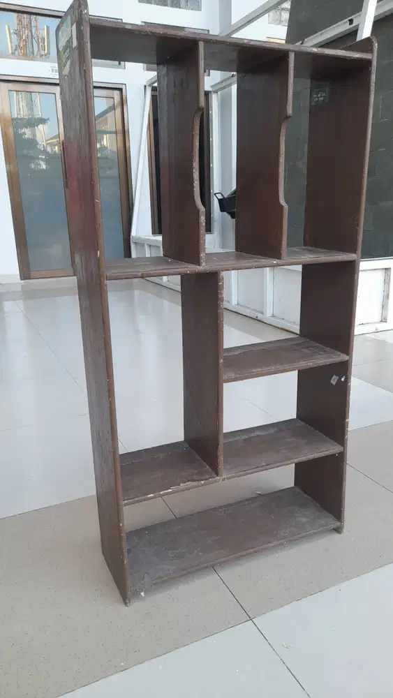 rak kayu sekat serbaguna warna cokelat tua dengan tata letak