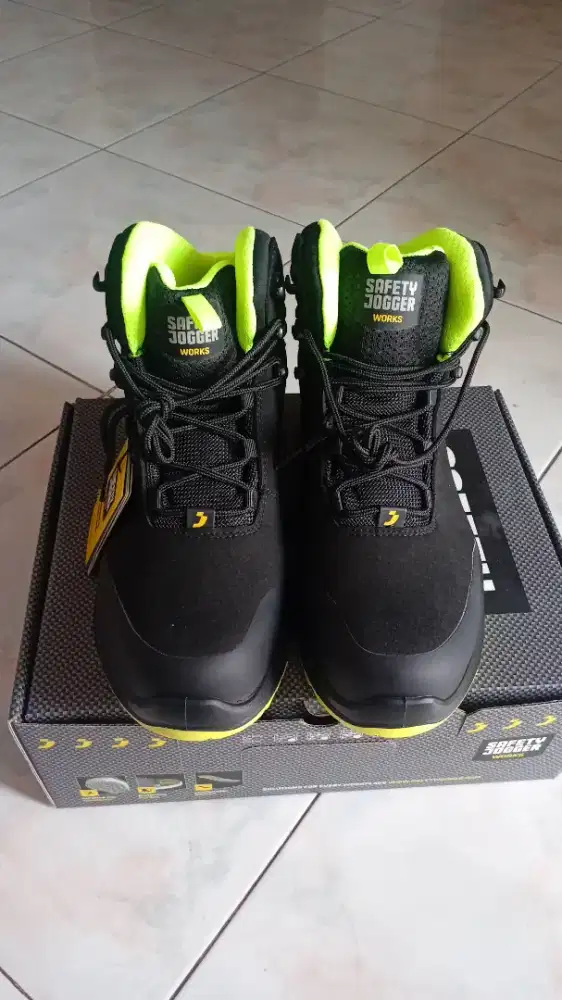 Sepatu safety jogger