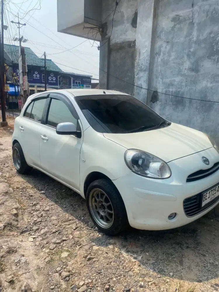 Jual mobil nissan march matic