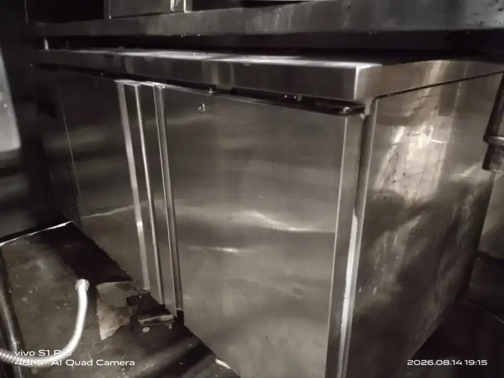 Jual under counter chiler 2 pintu masih mulus suhu normal