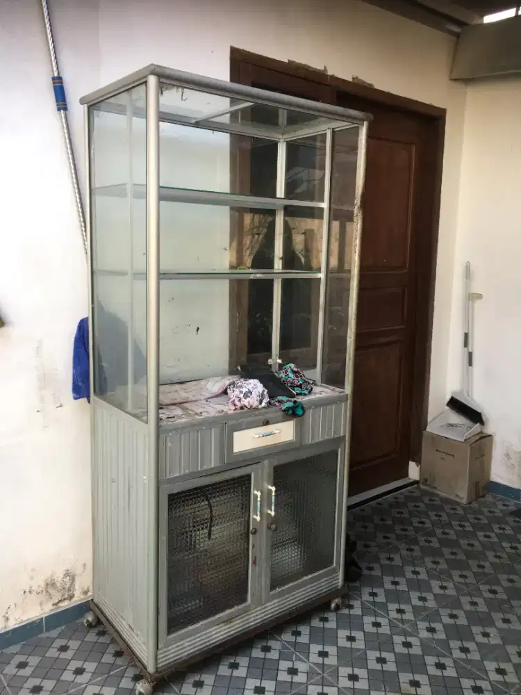 Etalase jualan (lemari kaca)