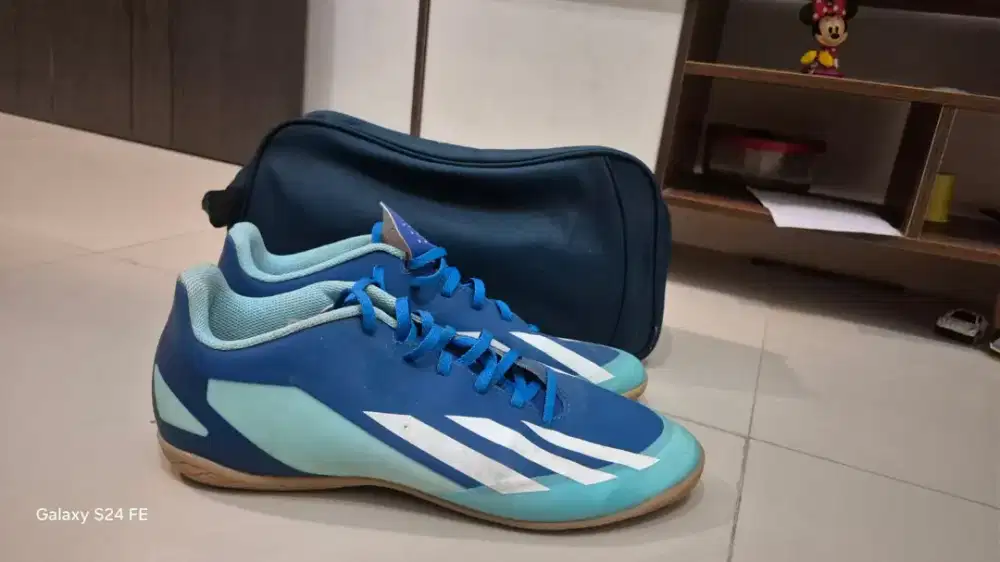Sepatu futsal adidas
