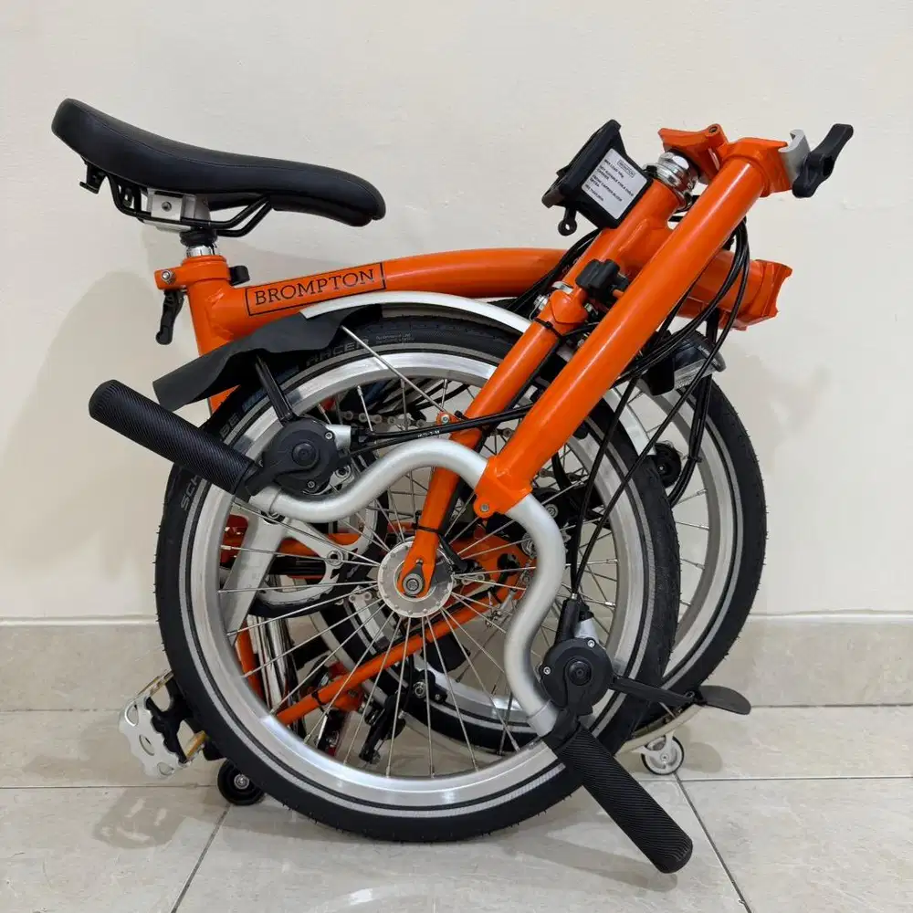 BROMPTON M6Ld SIGNAL ORANGE 2020 - LIKE NEW WITH DYNAMO LAMPS