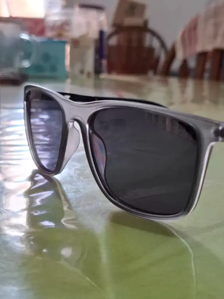 Kacamata hitam Adidas