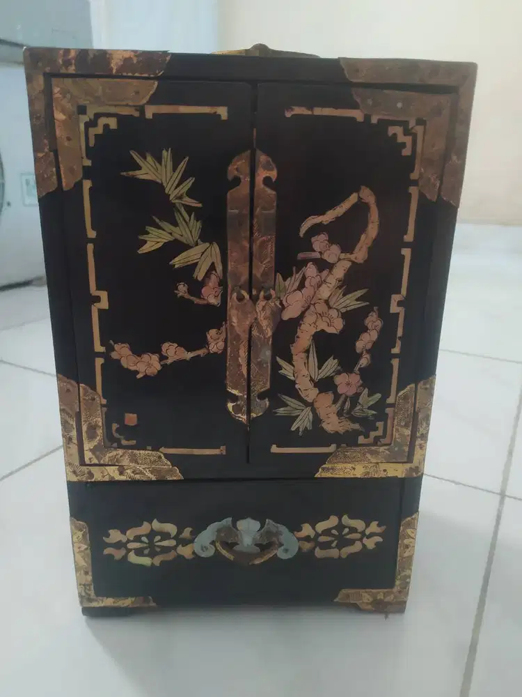Lemari Kecil tempat Perhiasan motif Cina