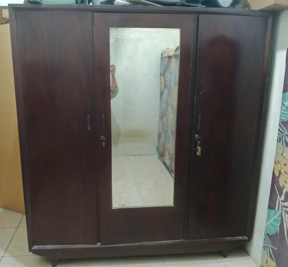 Lemari jati 3 pintu sudah 60 tahun.