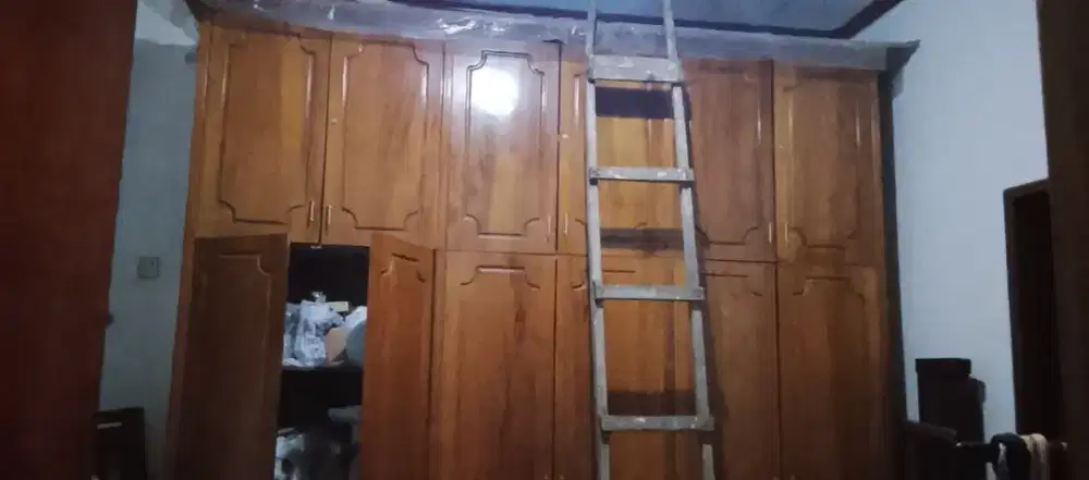 Lemari Besar Kayu