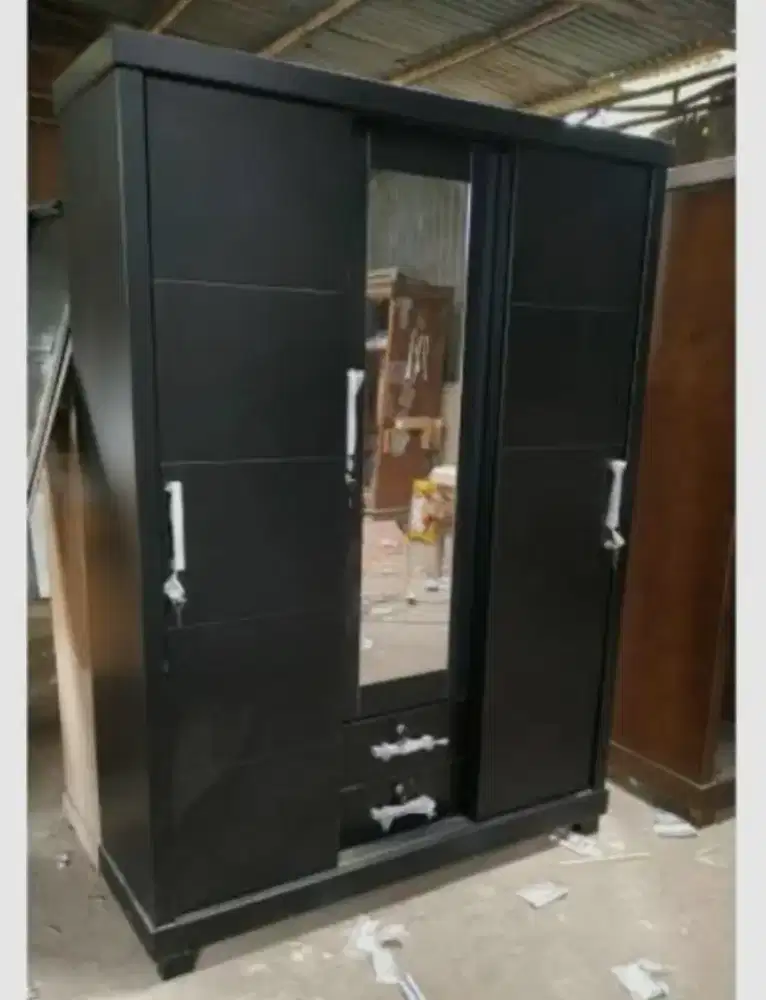 Lemari Pakaian 3 Pintu Warna Hitam Dengan Pintu Geser (sliding)