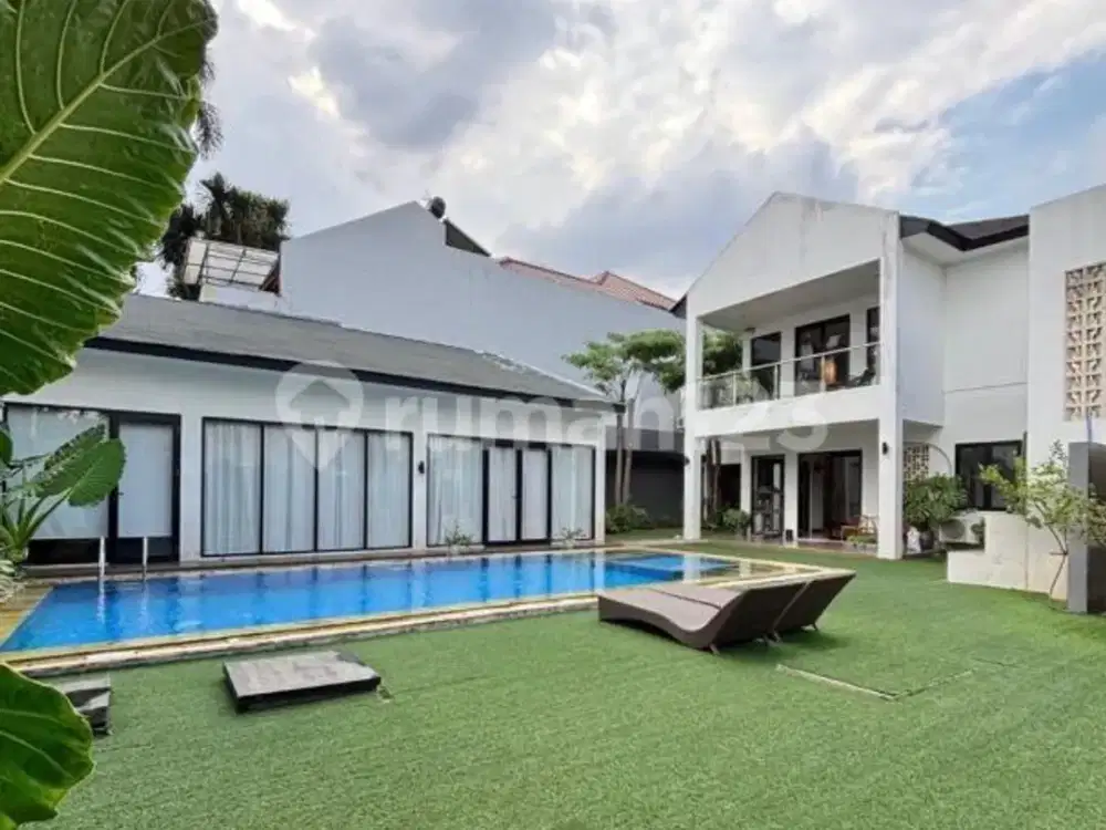 Rumah Modern Tropical dengan Swimming Pool di Puri Cinere