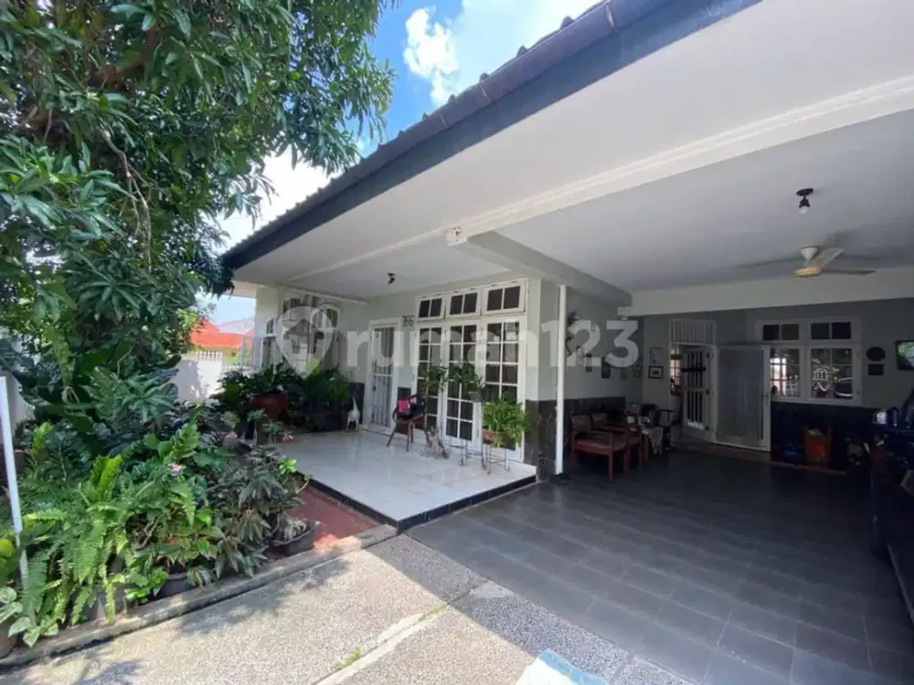 Rumah Nuansa Bandung dengan Kontur Turunan - Sejuk & Asri di Mega Cinere
