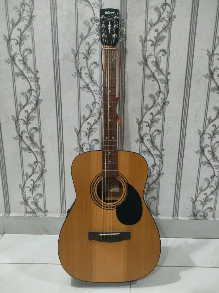Dijual santai gitar string Cort