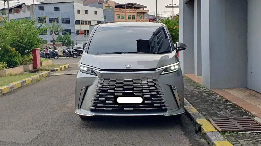 Km 5rb lexus lm350 hybrid executive vip 4 seater 2025 sonic titanium