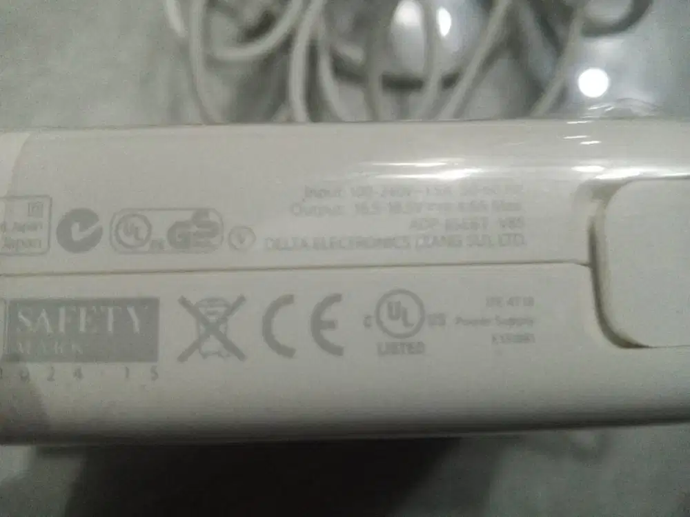 Charger Adaptor Macbook output 16.5-18.5 V