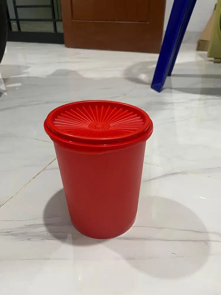 Toples tupperware merah