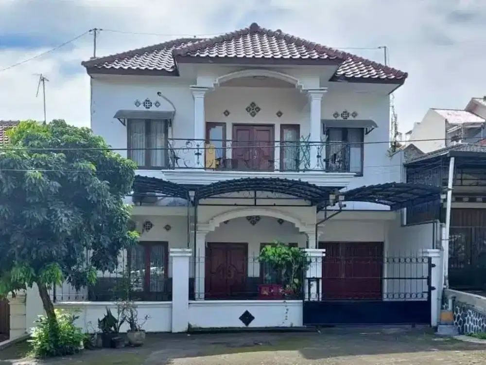 Rumah 2 Lt FULL FURNISHED di Jl Taman Borobudur Utara, Semarang Barat