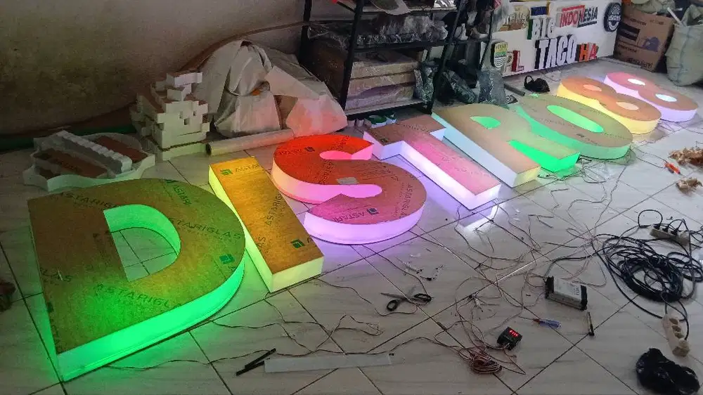 Signage Huruf Timbul RGB Akrilik