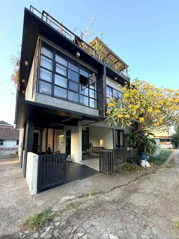 Rumah 3 Lantai dengan Rooftop dekat Jalan Kaliurang Km 11