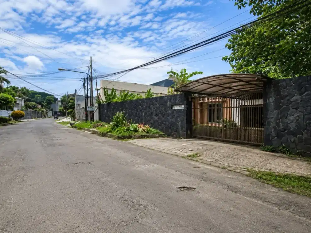 Rumah Besar Luas di Setrasari Kulon