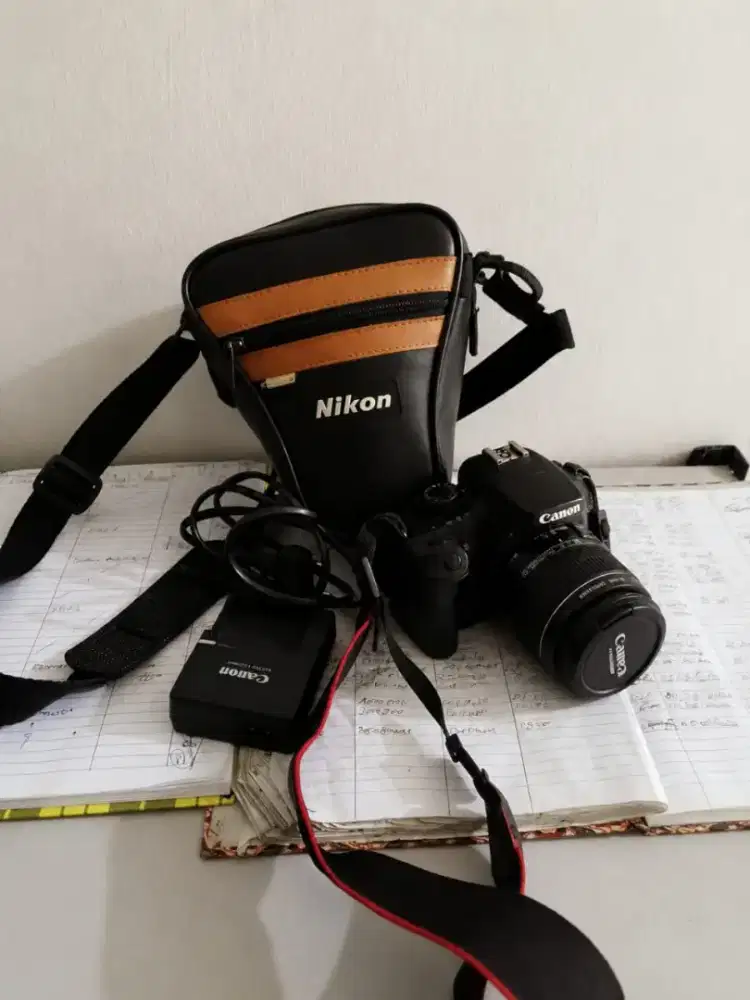 DIJUAL Canon EOS 1000D + Lensa 18-55mm — Normal Semua!