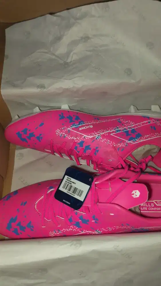 Sepatu Sepak Bola Mills RIYU FG + Deker