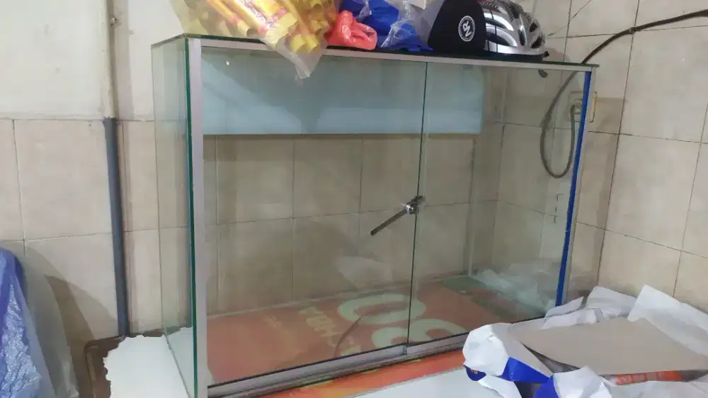Dijual Segera Etalase seperti BARU harga miring kebangetan.