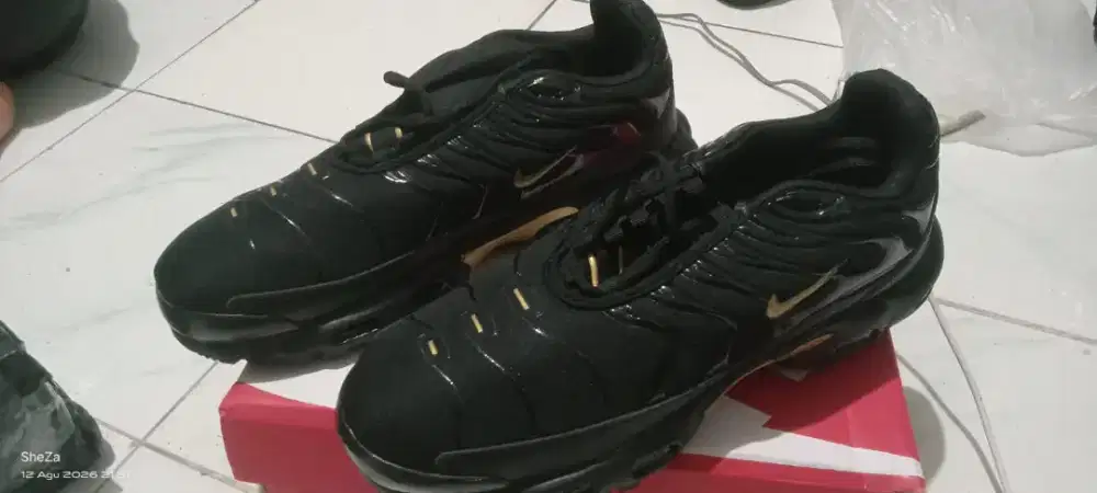 Sepatu running NIKE TN Black Gold