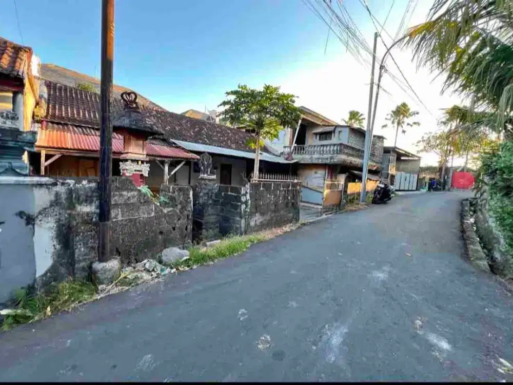 Di jual tanah berisi bekas kosan akses jalan mobil bisa papasan yang berlokasi di jl utama muding buit Kerobokan Kuta Utara Badung