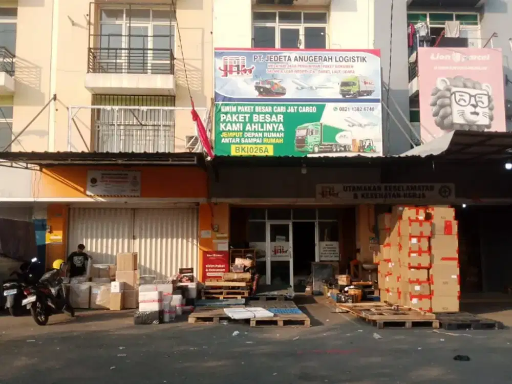 Dijual ruko murah bagus terawat & lokasi strategis ramai & sudah full renovasi 3 lantai di Ifolia Harapan Indah Bekasi siap pakai & siap usaha