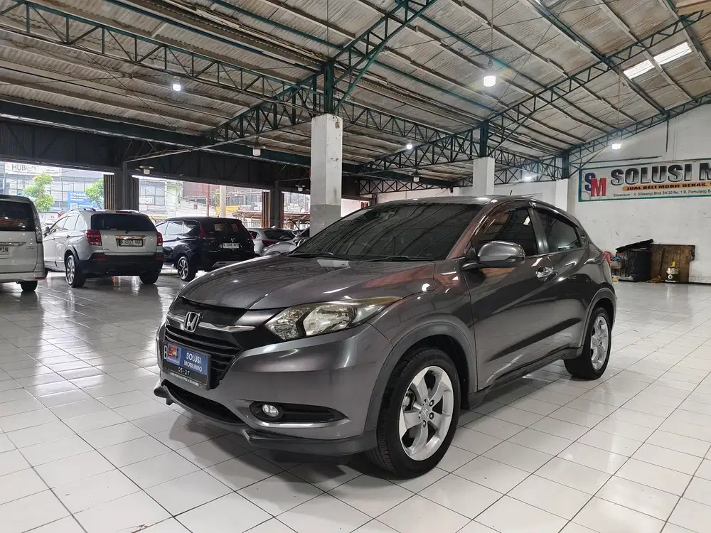 (KM 68 R b) HONDA HRV E CVT 1.5 Bensin AT 2017  Abu tua