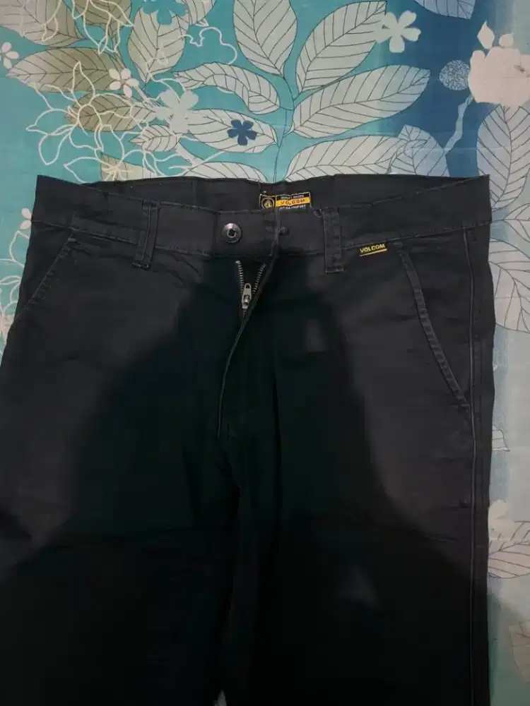 celana hitam cowo mrek volcom