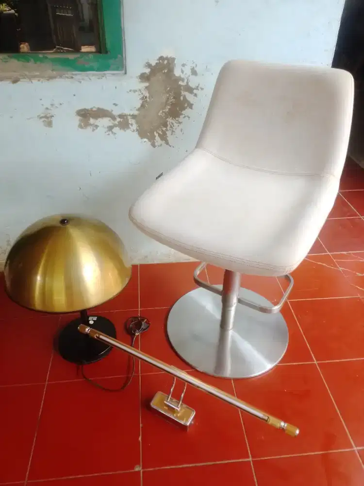 Jual kursi dan lampu pajangan masih normal semuanya layak pakai