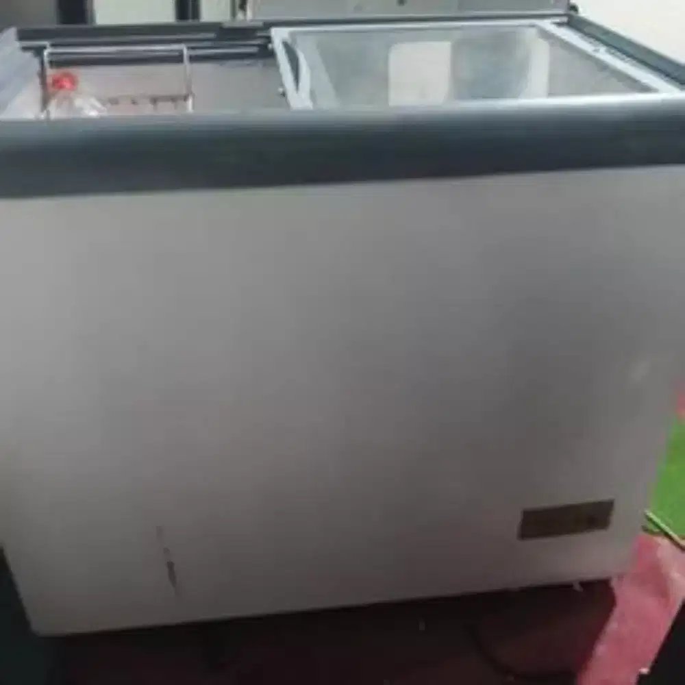 Freezer Gea rsa kondisi bagus tidak pernah service