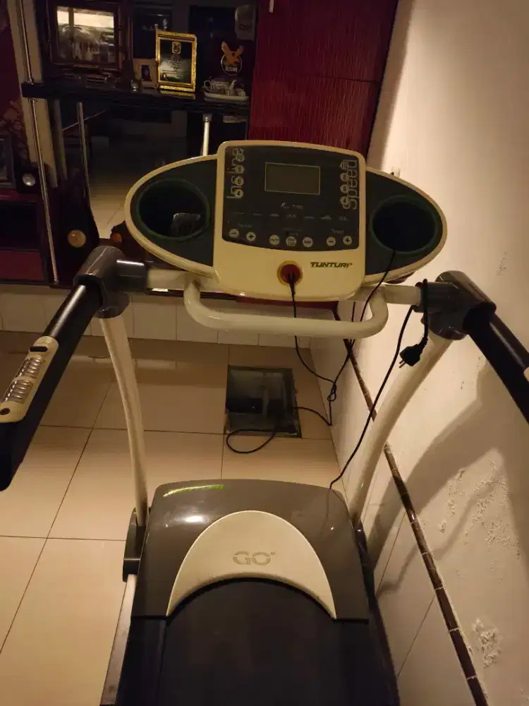 Treadmill merek:tunturi masih mulus cuma nga nyala msh bisa di service